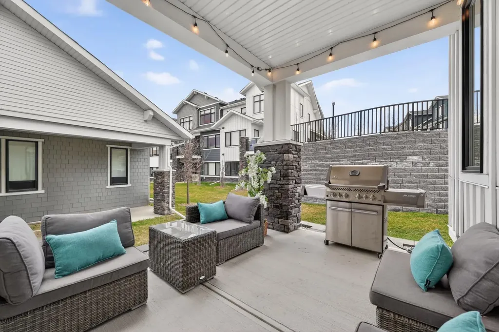 46 Crestridge Bay SW Calgary AB T3B 6H2