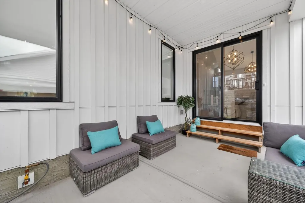 46 Crestridge Bay SW Calgary AB T3B 6H2