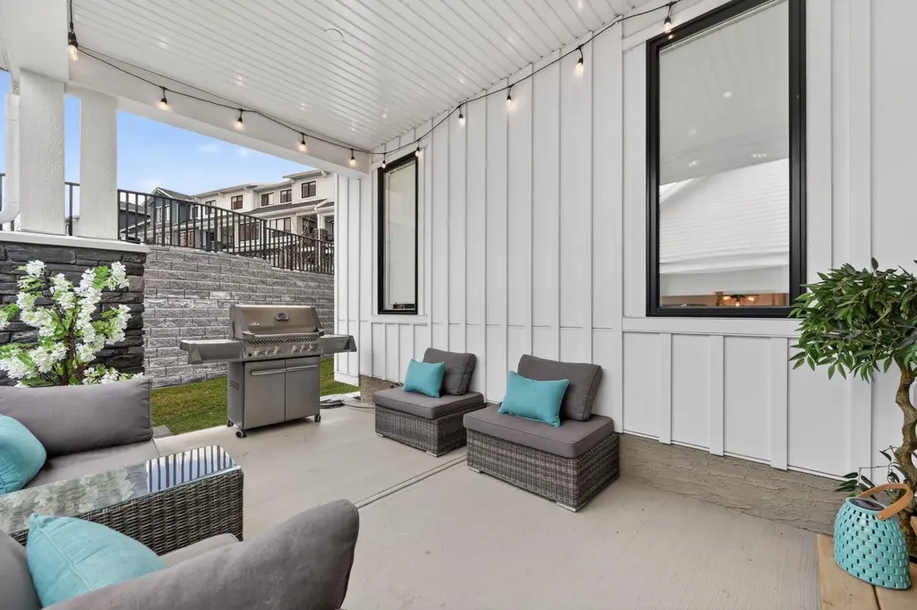 46 Crestridge Bay SW Calgary AB T3B 6H2