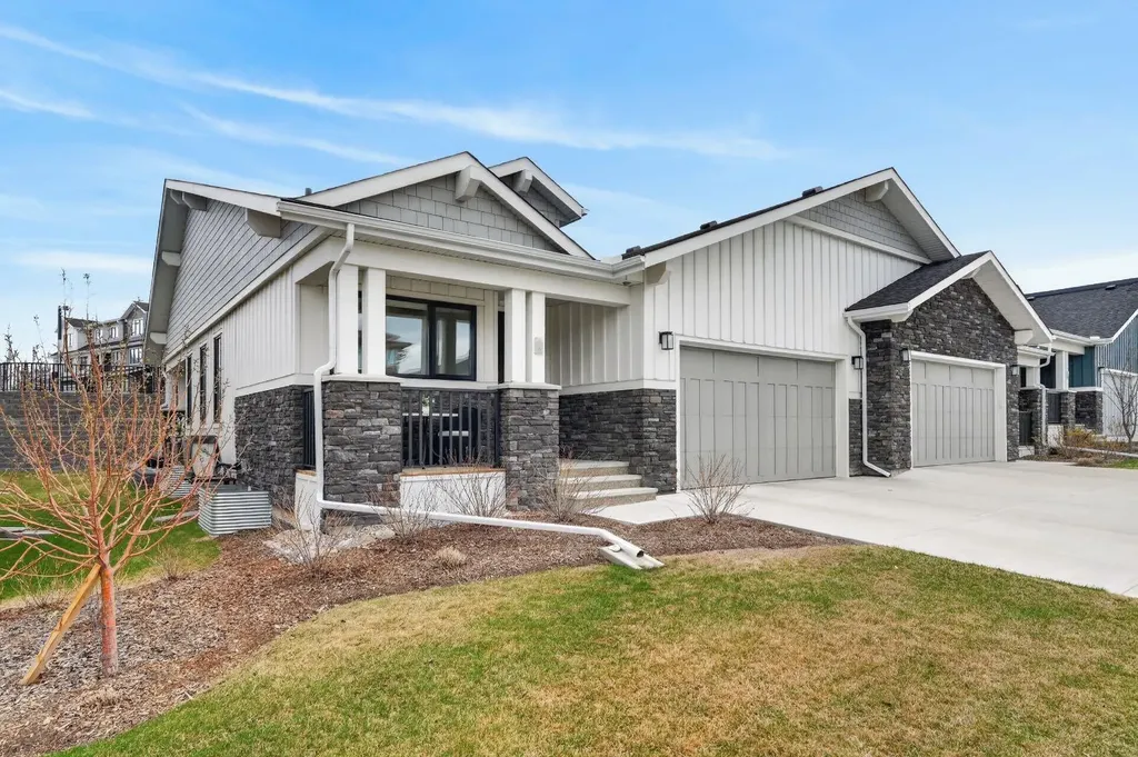 46 Crestridge Bay SW Calgary AB T3B 6H2
