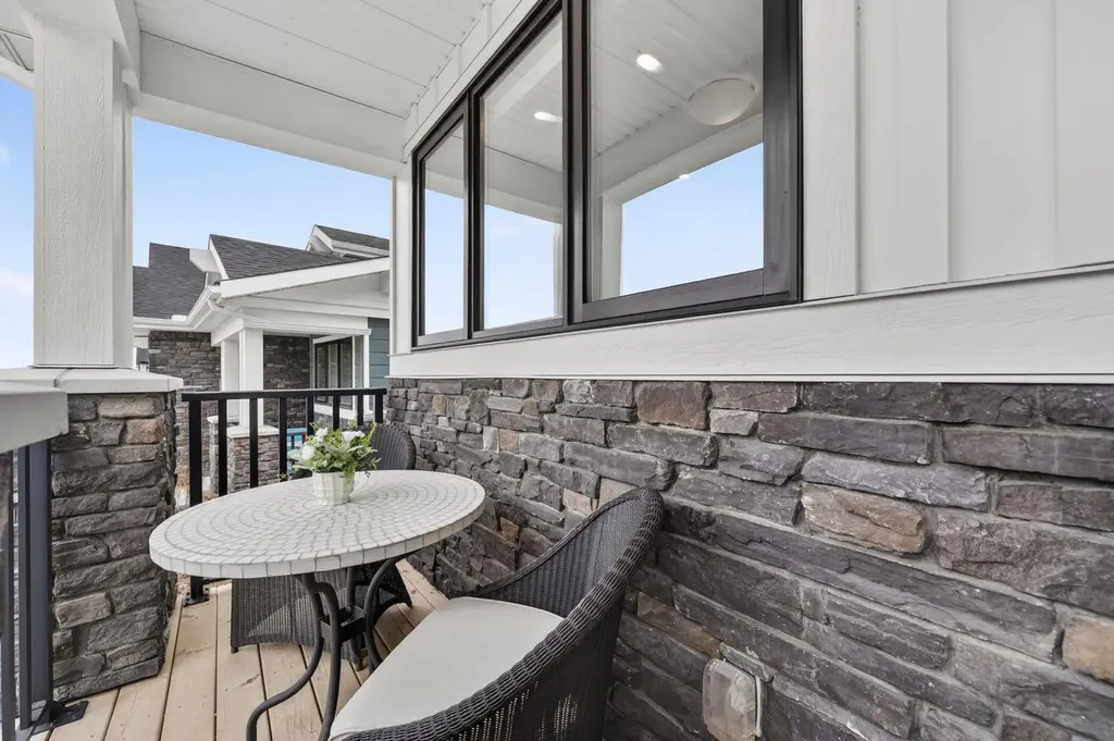 46 Crestridge Bay SW Calgary AB T3B 6H2