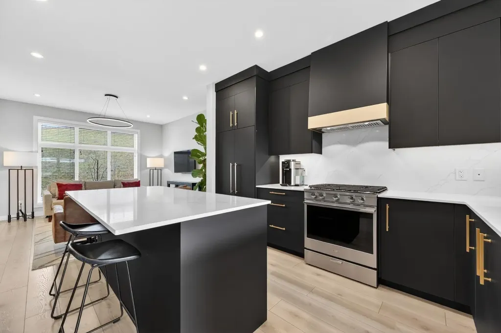 3088 85 Street SW Calgary AB T3H 4C4