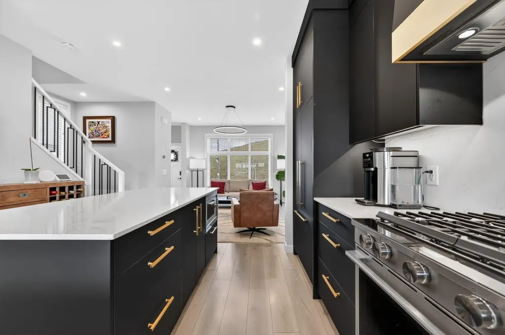 3088 85 Street SW Calgary AB T3H 4C4