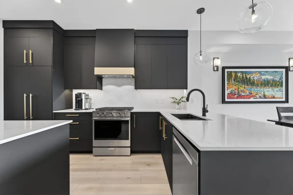 3088 85 Street SW Calgary AB T3H 4C4