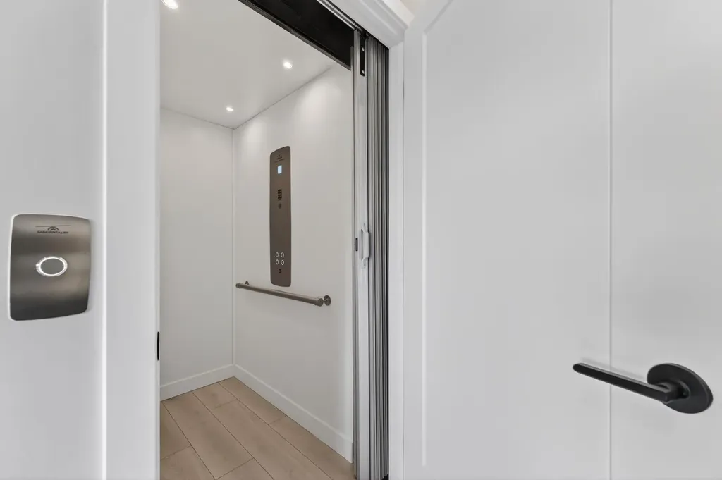 3088 85 Street SW Calgary AB T3H 4C4