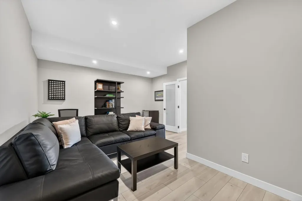 3088 85 Street SW Calgary AB T3H 4C4