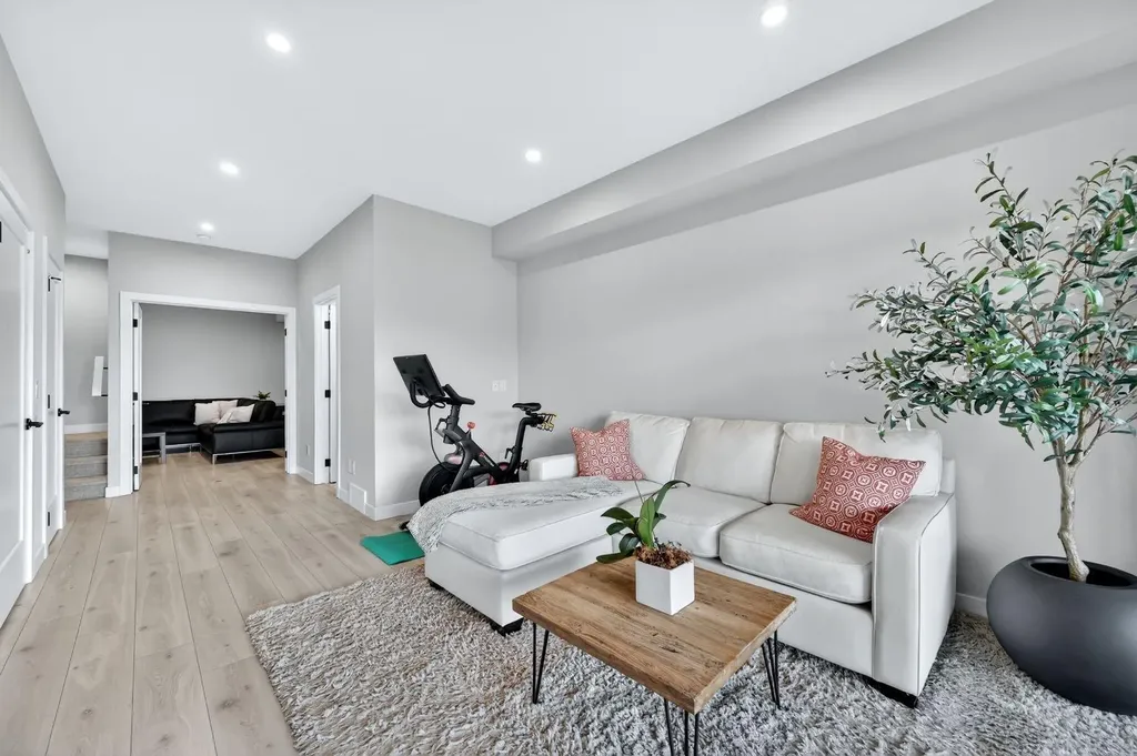 3088 85 Street SW Calgary AB T3H 4C4