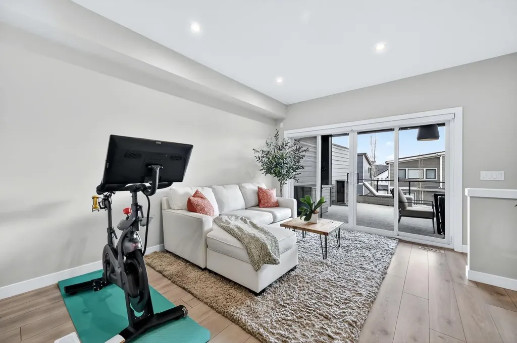 3088 85 Street SW Calgary AB T3H 4C4