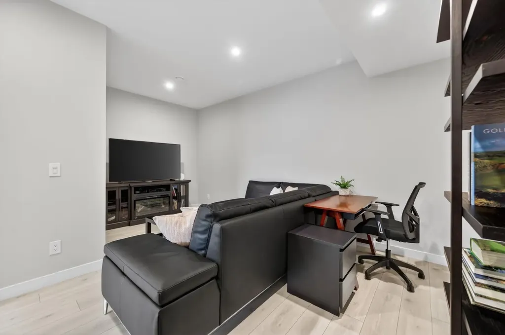 3088 85 Street SW Calgary AB T3H 4C4