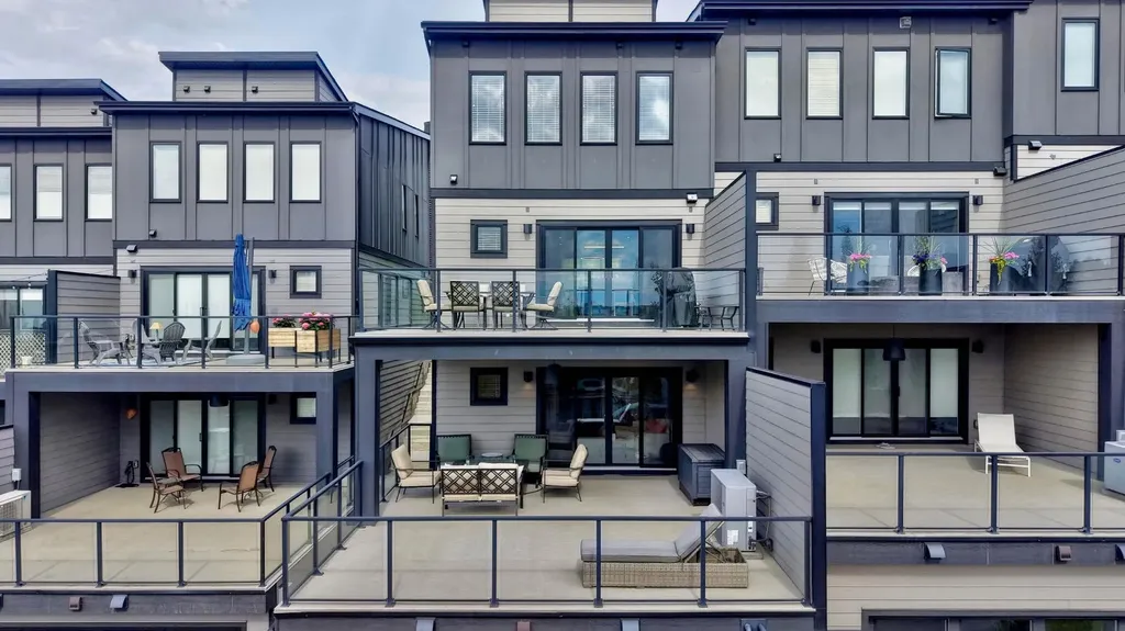 3088 85 Street SW Calgary AB T3H 4C4