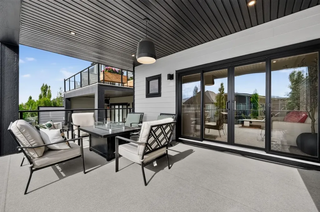 3088 85 Street SW Calgary AB T3H 4C4