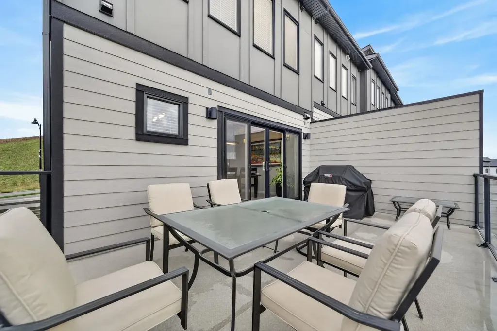 3088 85 Street SW Calgary AB T3H 4C4