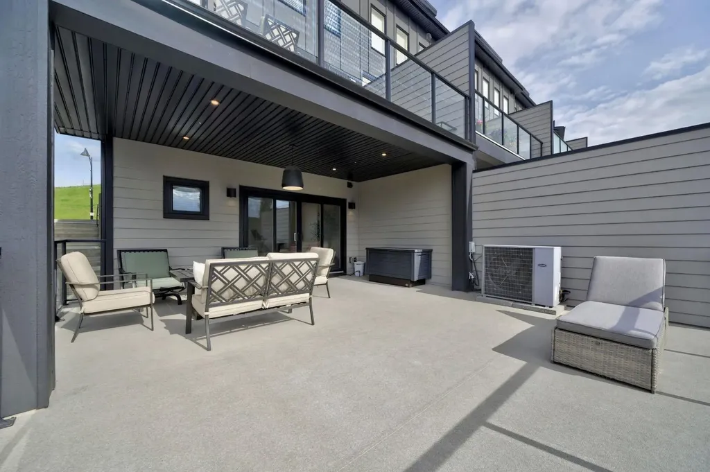 3088 85 Street SW Calgary AB T3H 4C4