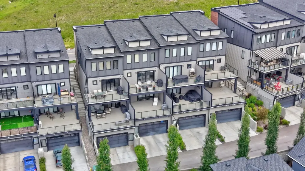 3088 85 Street SW Calgary AB T3H 4C4