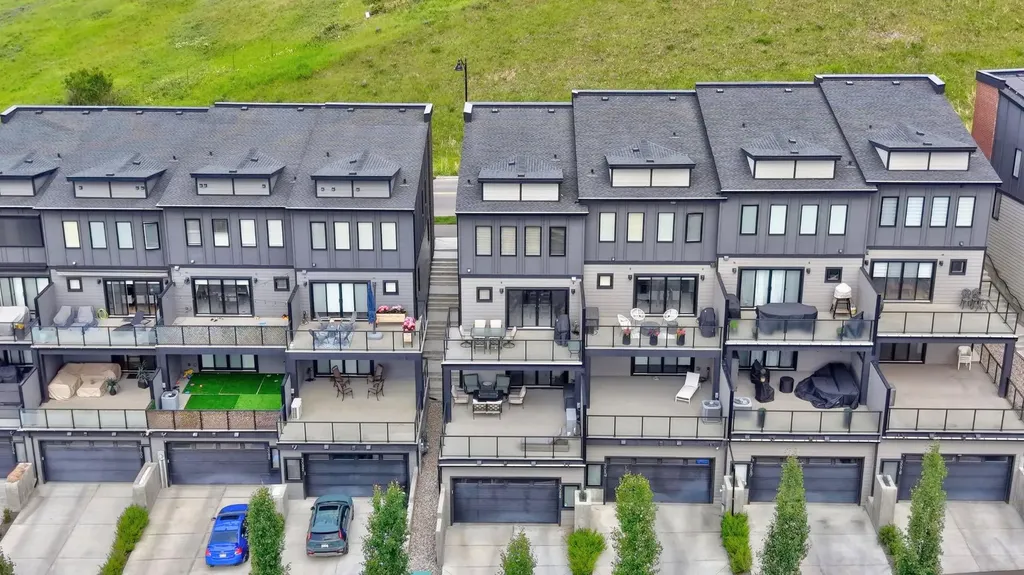3088 85 Street SW Calgary AB T3H 4C4