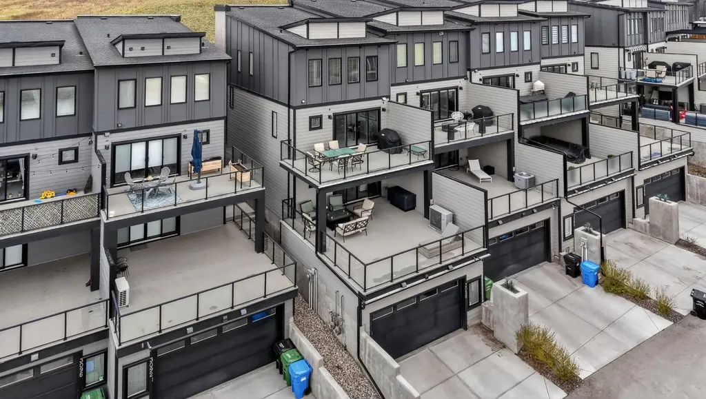 3088 85 Street SW Calgary AB T3H 4C4