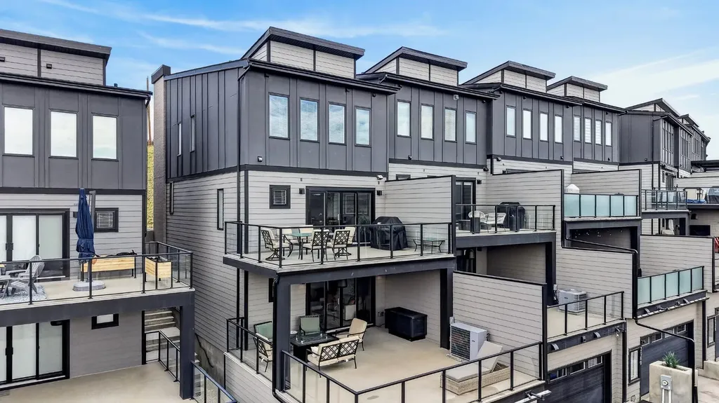 3088 85 Street SW Calgary AB T3H 4C4