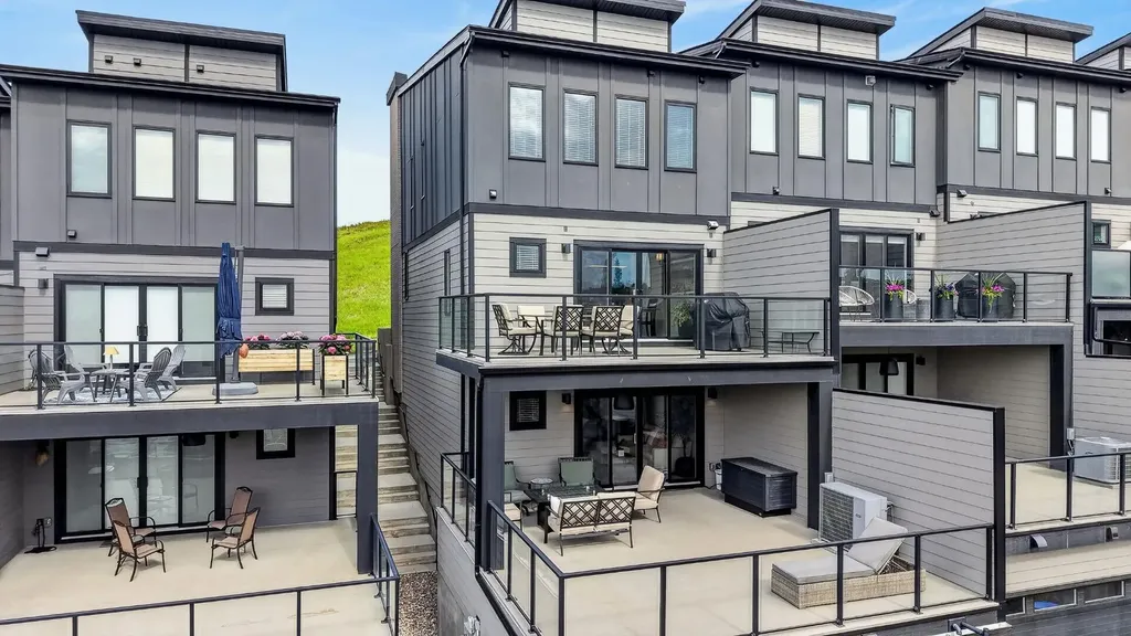 3088 85 Street SW Calgary AB T3H 4C4