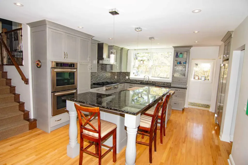 1616 Summer Street SW Calgary AB T3C2J6