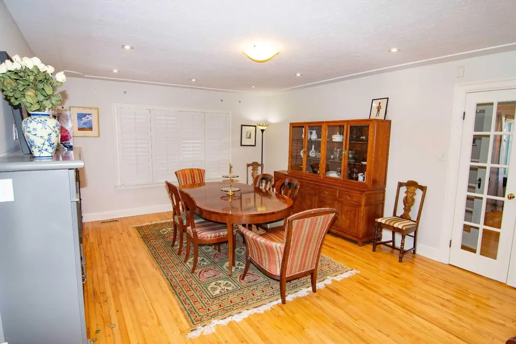 1616 Summer Street SW Calgary AB T3C2J6