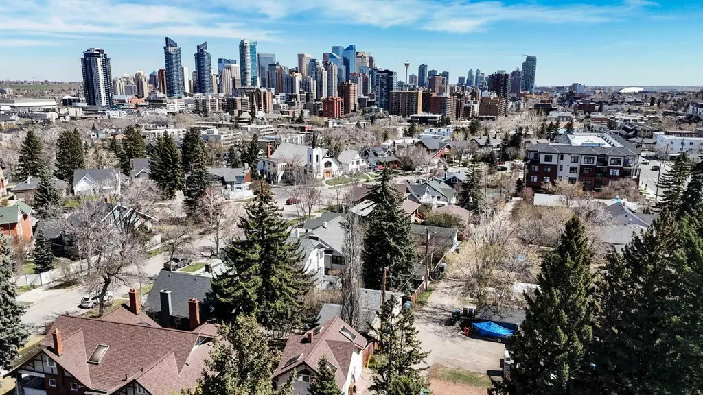 1616 Summer Street SW Calgary AB T3C2J6