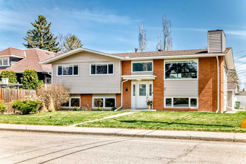 2212 4 Street NE Calgary AB T3E 4T9