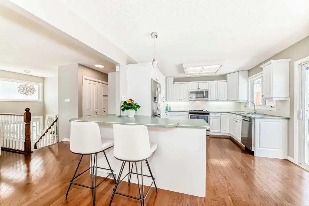 2212 4 Street NE Calgary AB T3E 4T9