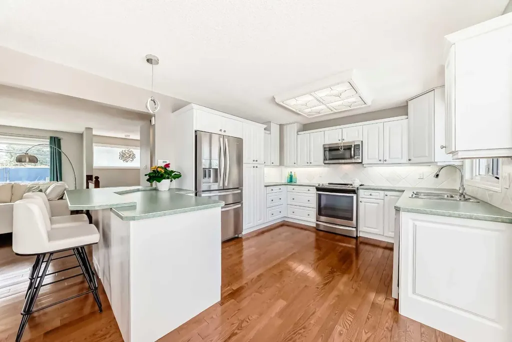 2212 4 Street NE Calgary AB T3E 4T9