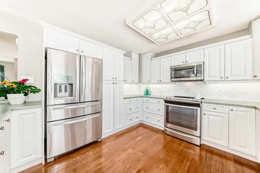 2212 4 Street NE Calgary AB T3E 4T9