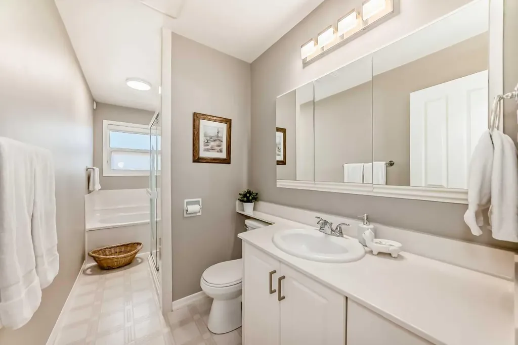 2212 4 Street NE Calgary AB T3E 4T9