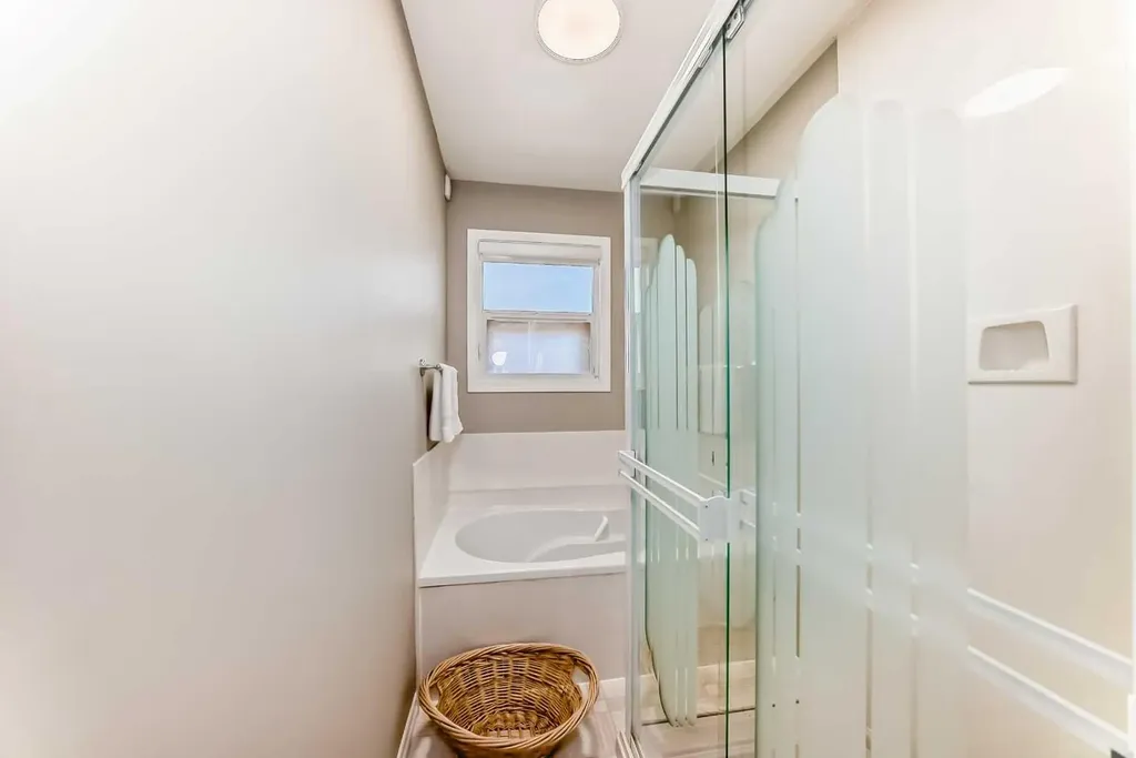 2212 4 Street NE Calgary AB T3E 4T9