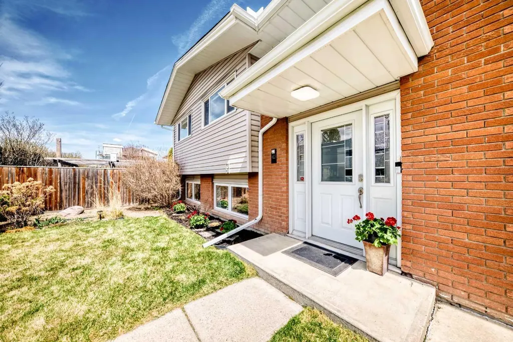 2212 4 Street NE Calgary AB T3E 4T9