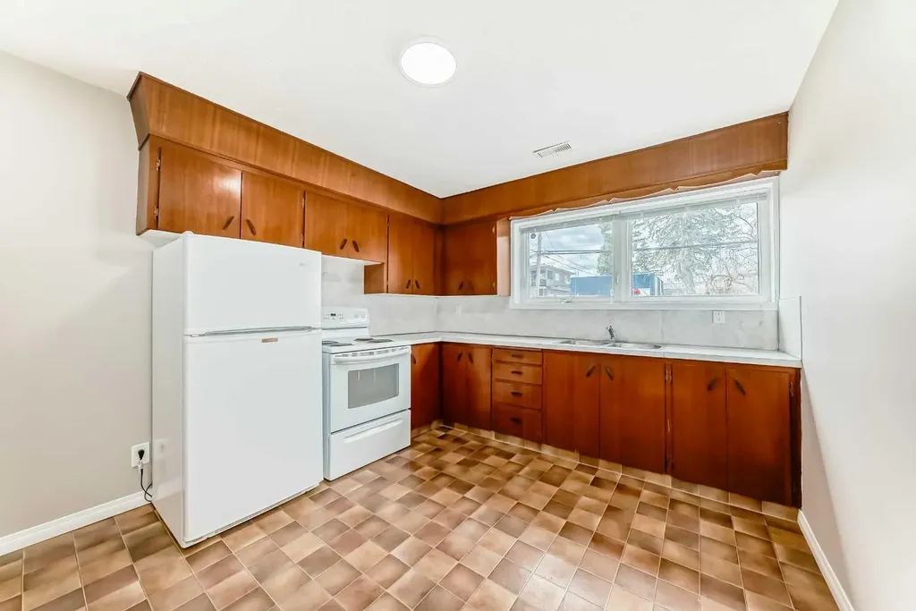 2212 4 Street NE Calgary AB T3E 4T9