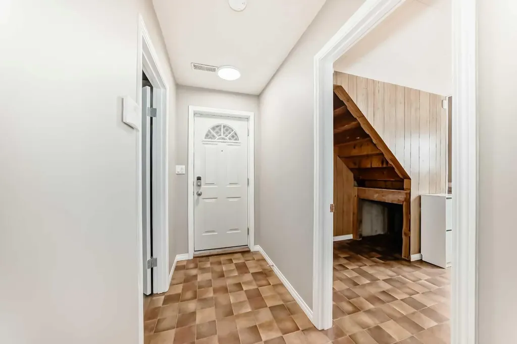 2212 4 Street NE Calgary AB T3E 4T9