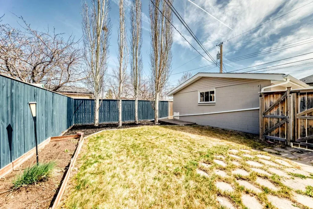 2212 4 Street NE Calgary AB T3E 4T9