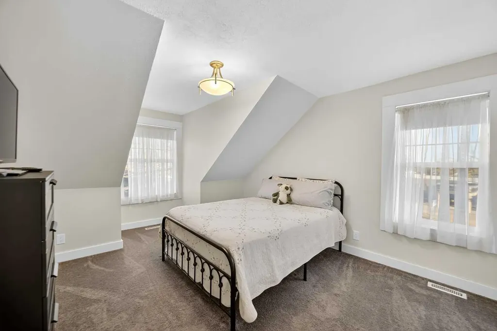 1919 14 Street Didsbury AB T0M 0W0