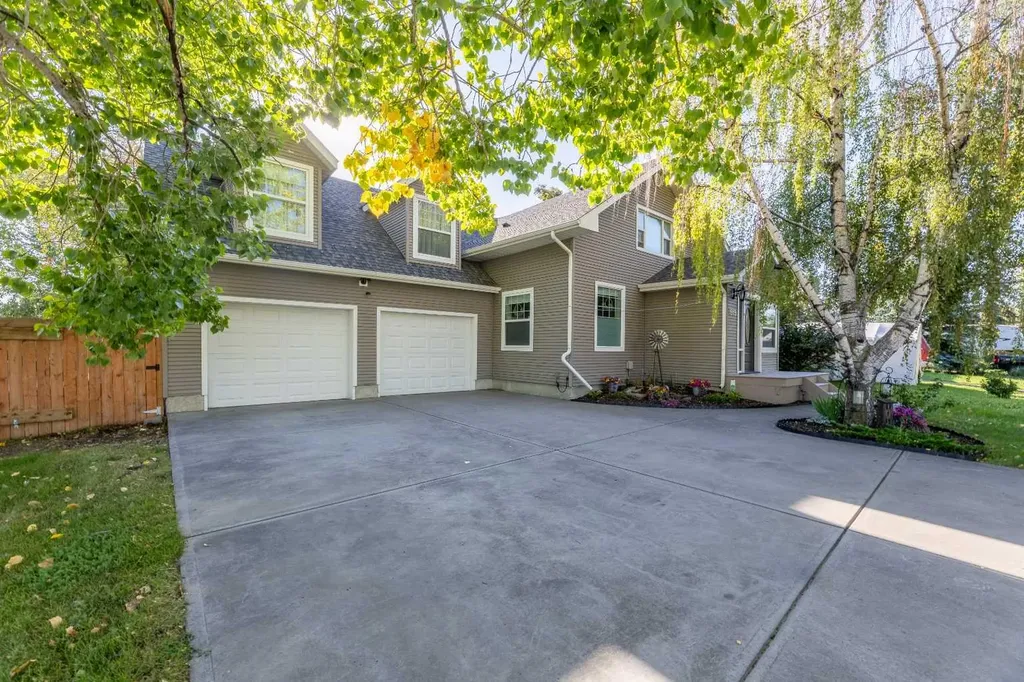 1919 14 Street Didsbury AB T0M 0W0