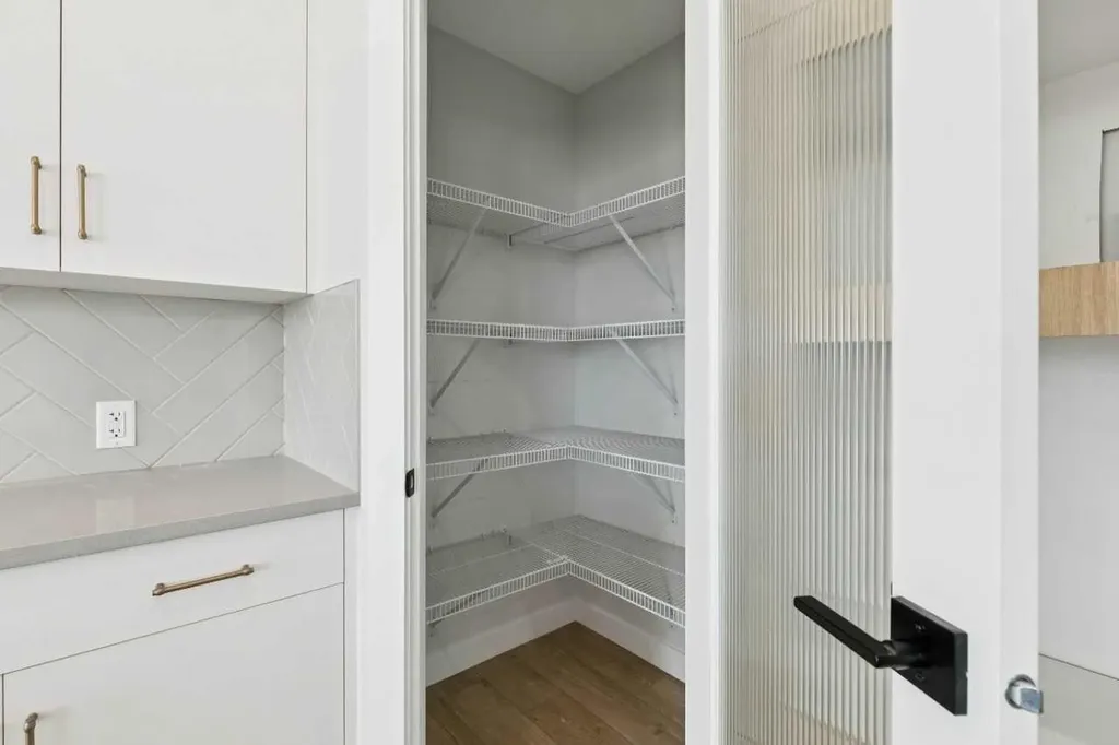 546 Hotchkiss Manor Calgary AB T3S0J9