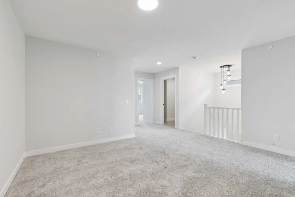 546 Hotchkiss Manor Calgary AB T3S0J9