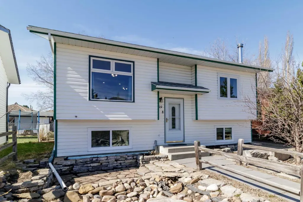 39 Cedar Crescent Lacombe AB T4L 1V1