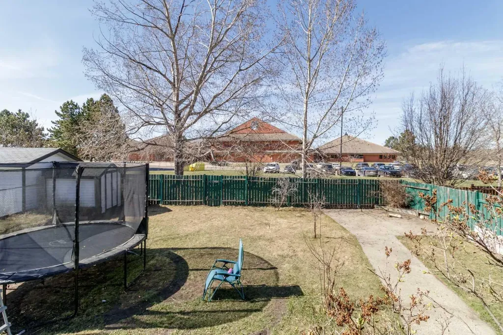 39 Cedar Crescent Lacombe AB T4L 1V1
