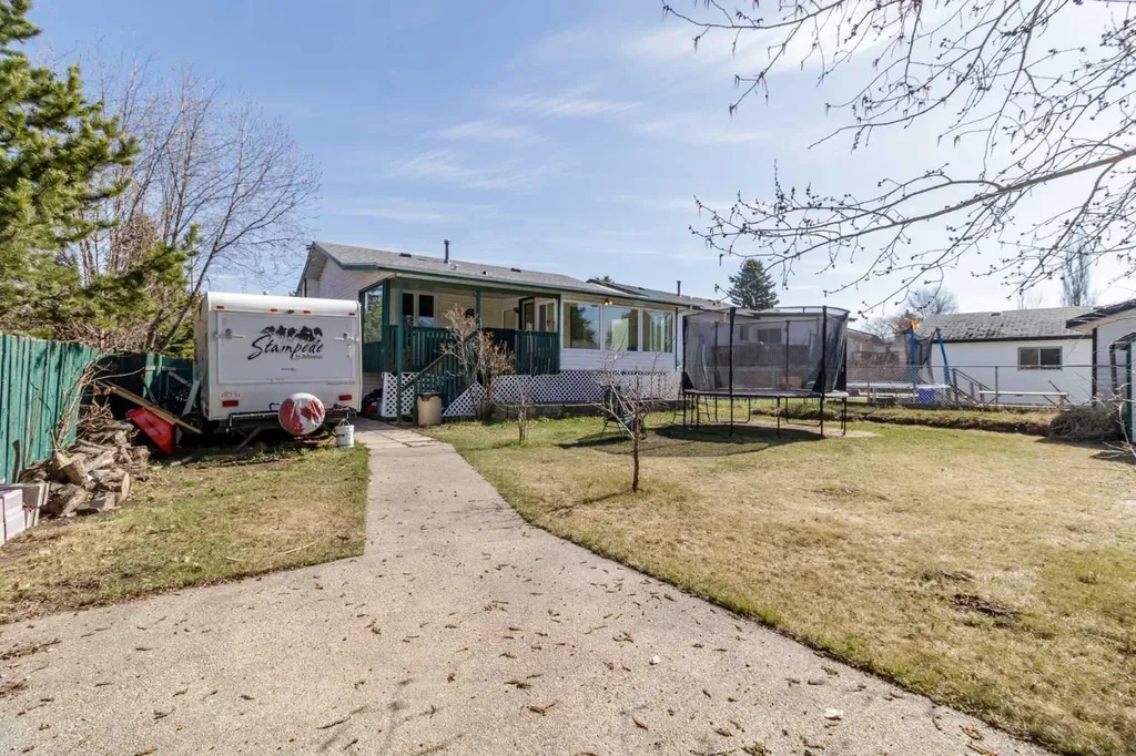 39 Cedar Crescent Lacombe AB T4L 1V1