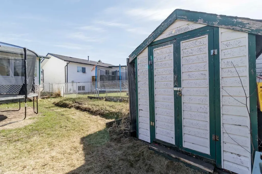 39 Cedar Crescent Lacombe AB T4L 1V1