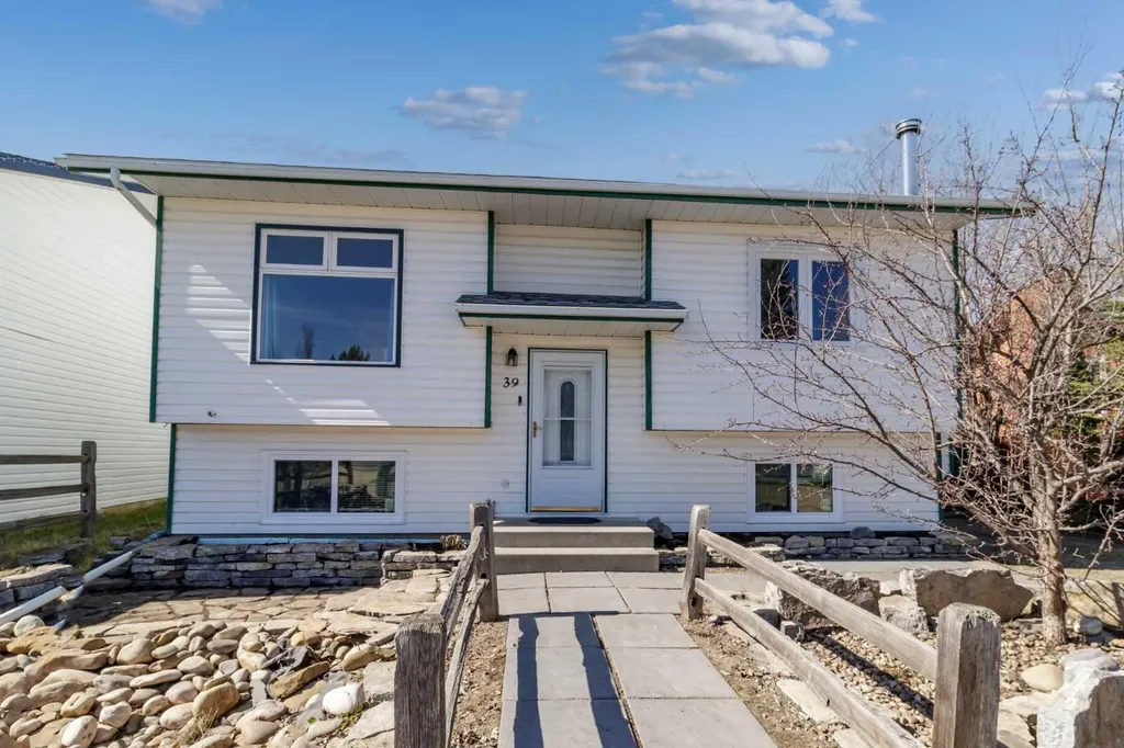 39 Cedar Crescent Lacombe AB T4L 1V1