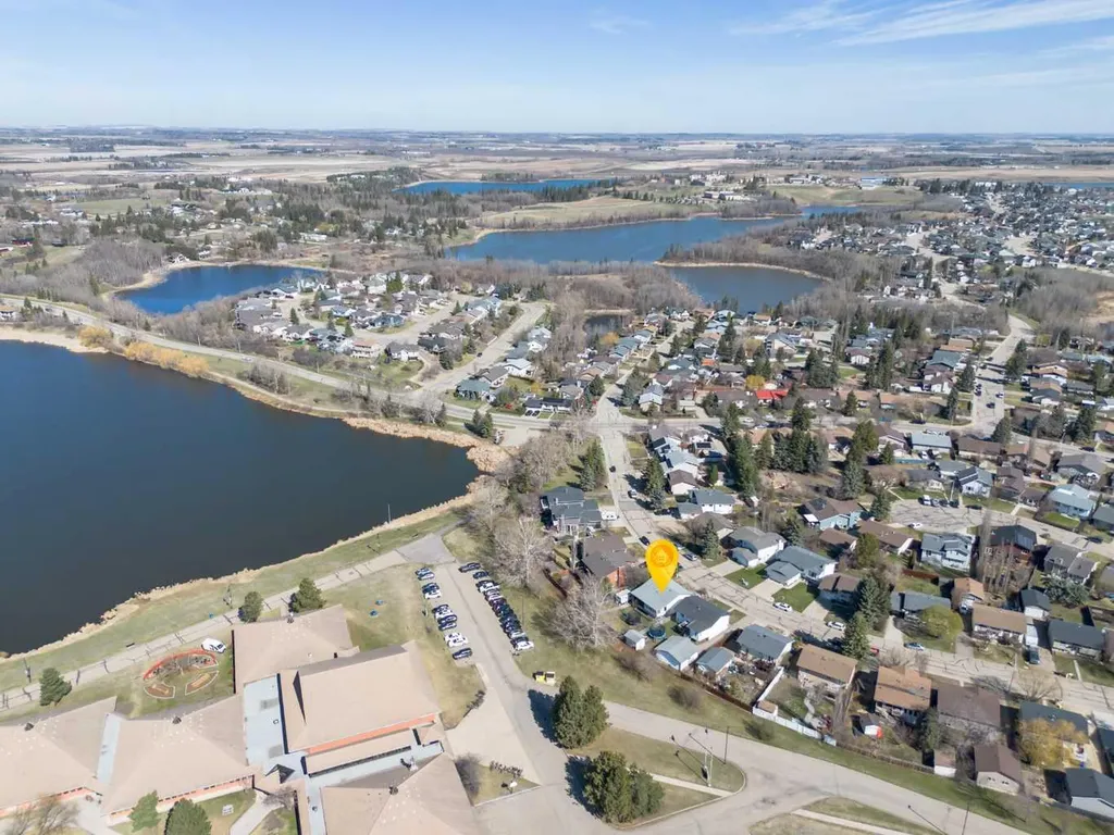 39 Cedar Crescent Lacombe AB T4L 1V1