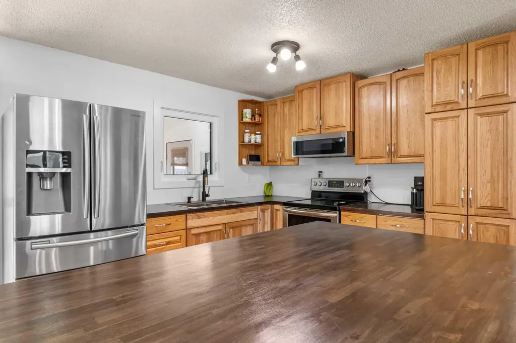 39 Cedar Crescent Lacombe AB T4L 1V1