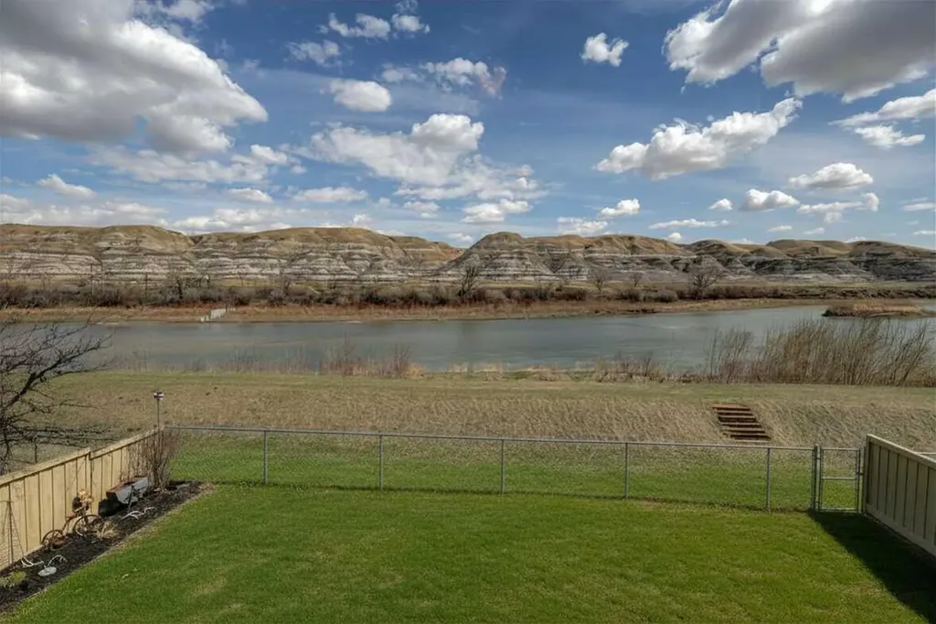 12 Willow Point Drumheller AB T0J 0Y0
