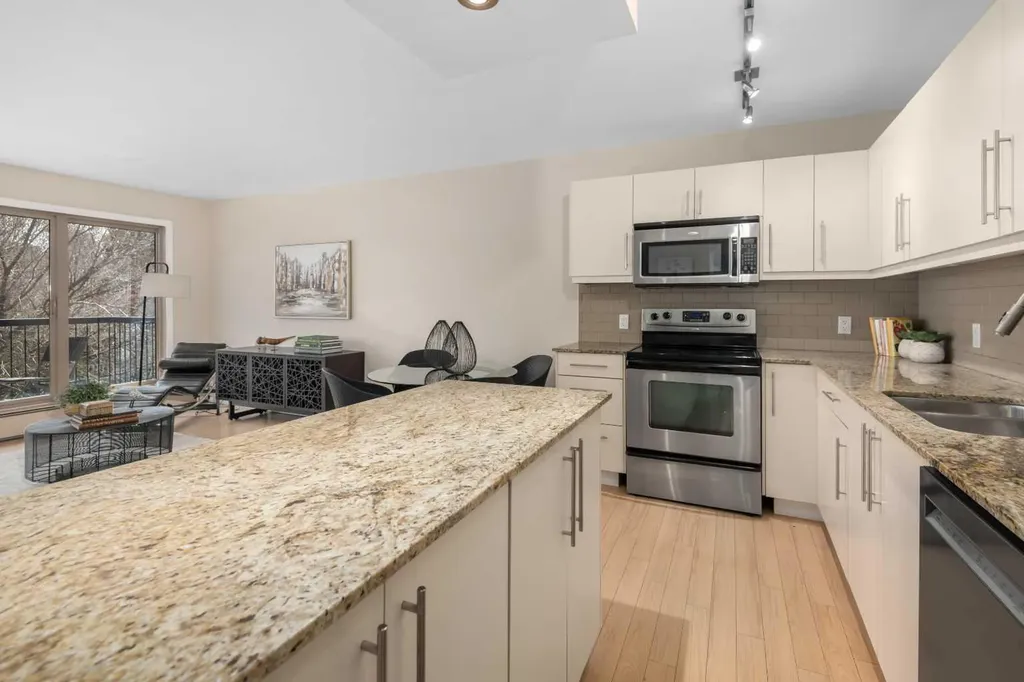 824 4 Avenue NW Calgary AB T2N 0M8