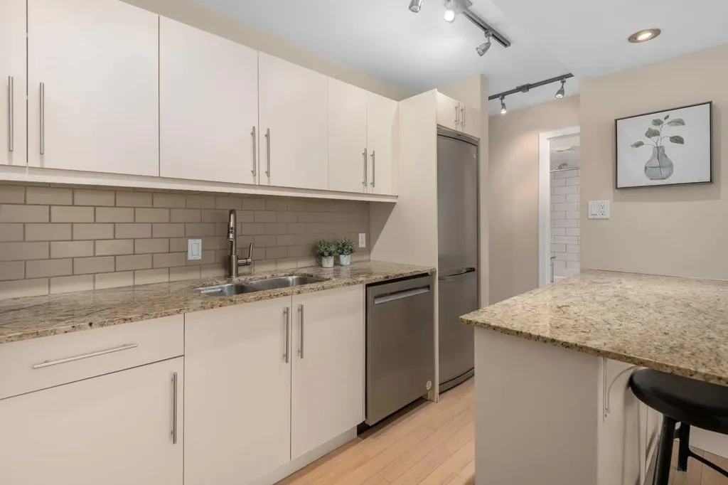 824 4 Avenue NW Calgary AB T2N 0M8