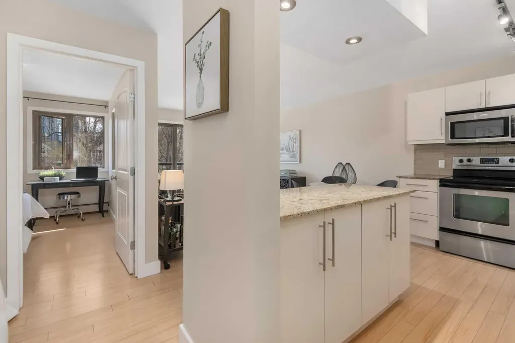 824 4 Avenue NW Calgary AB T2N 0M8
